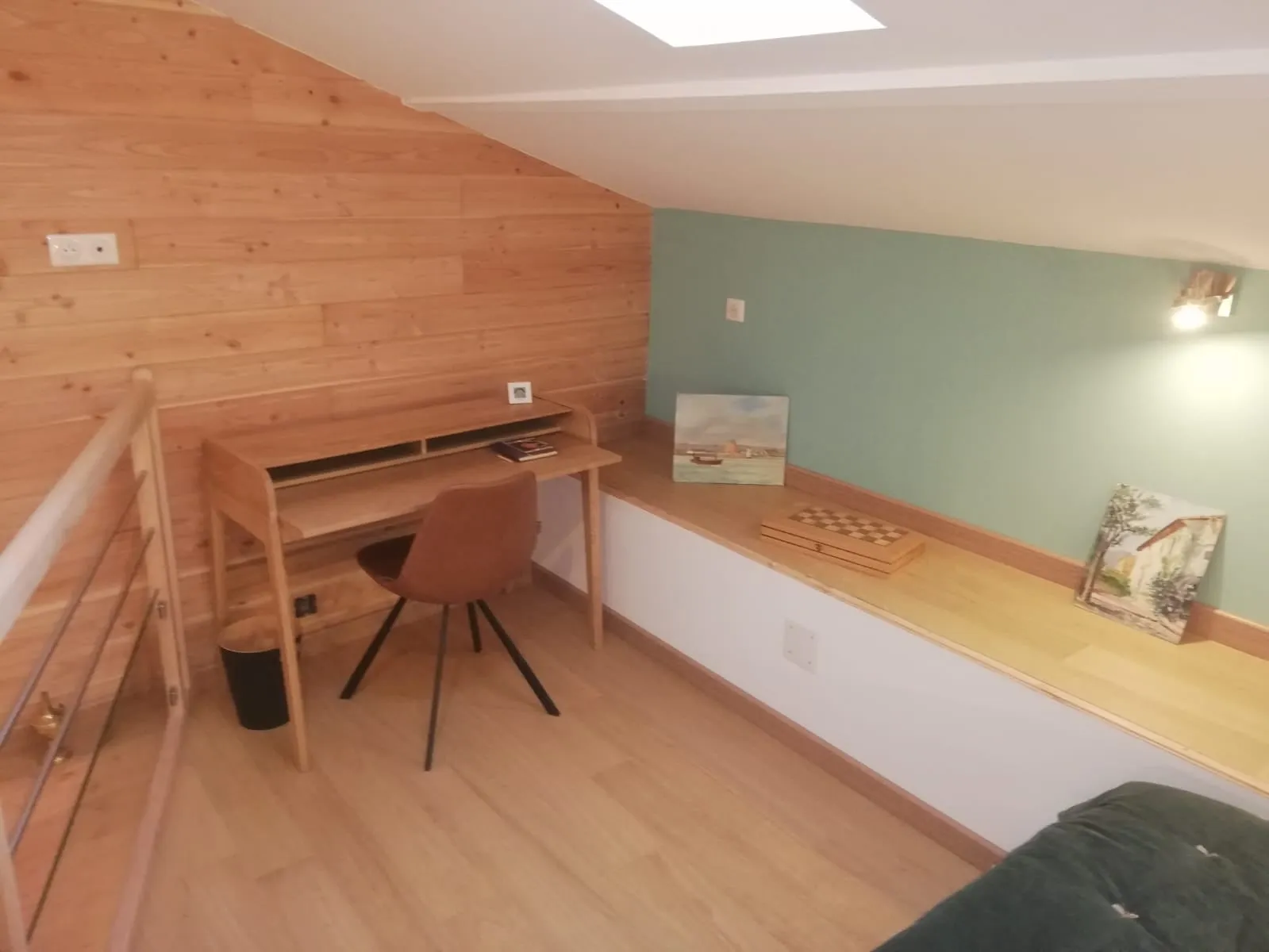 Combles aménagés : bardage bois clair, bureau et banquette sur mesure
