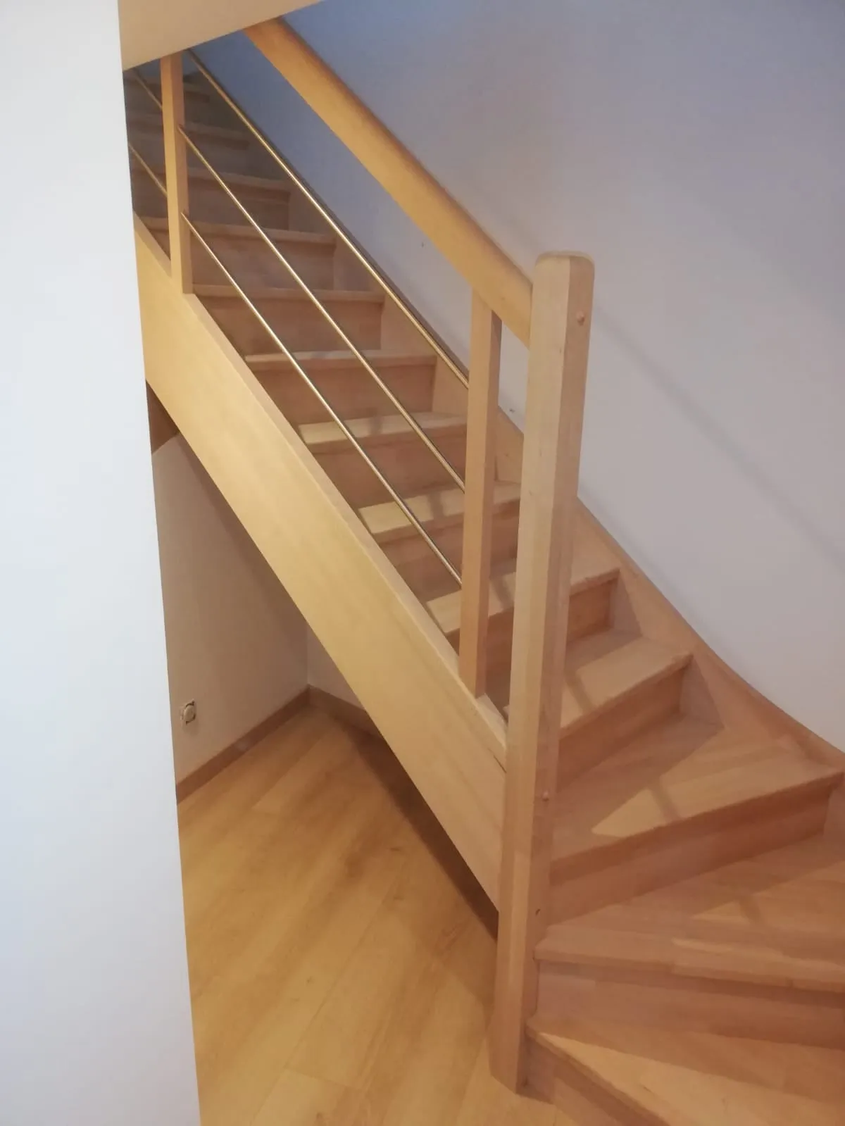 Escalier en bois massif avec garde-corps à lisses métalliques