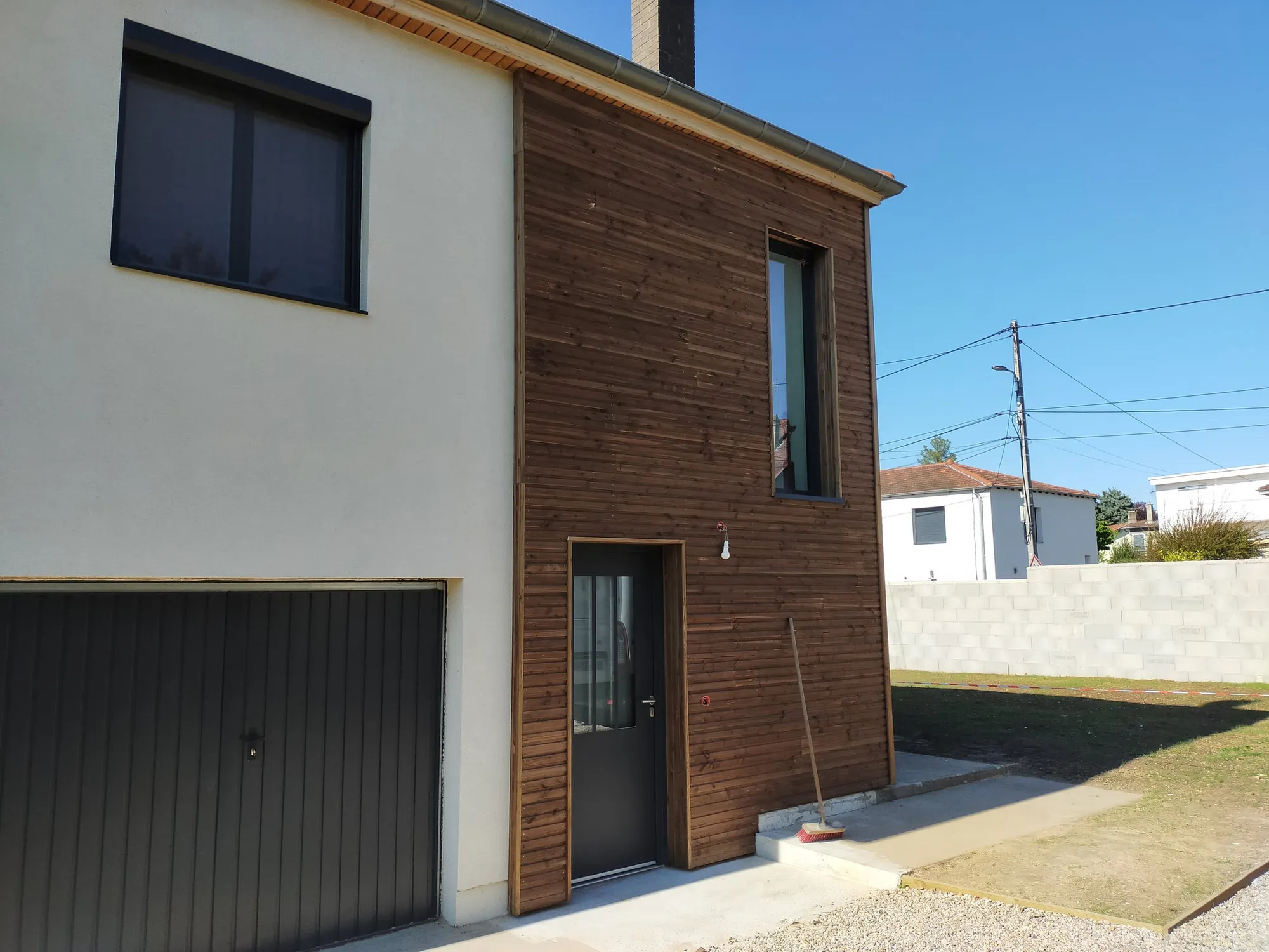 Pergola en bois posée en terrasse, vue en contre-plongée sur la charpente