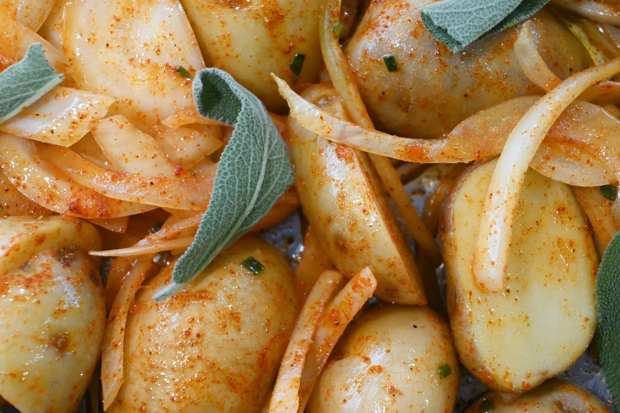 Gros plan sur des pommes de terre sautées aux oignons et à la sauge