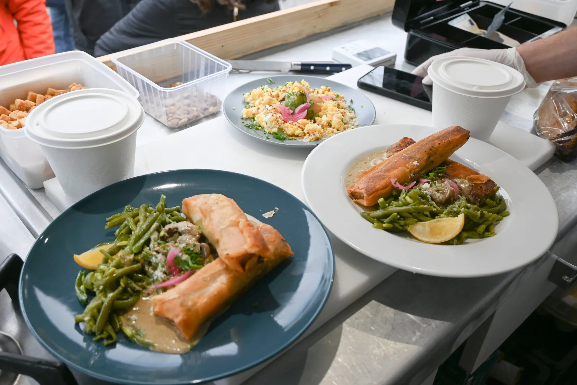 Trois assiettes dressées sur le comptoir au moment du service