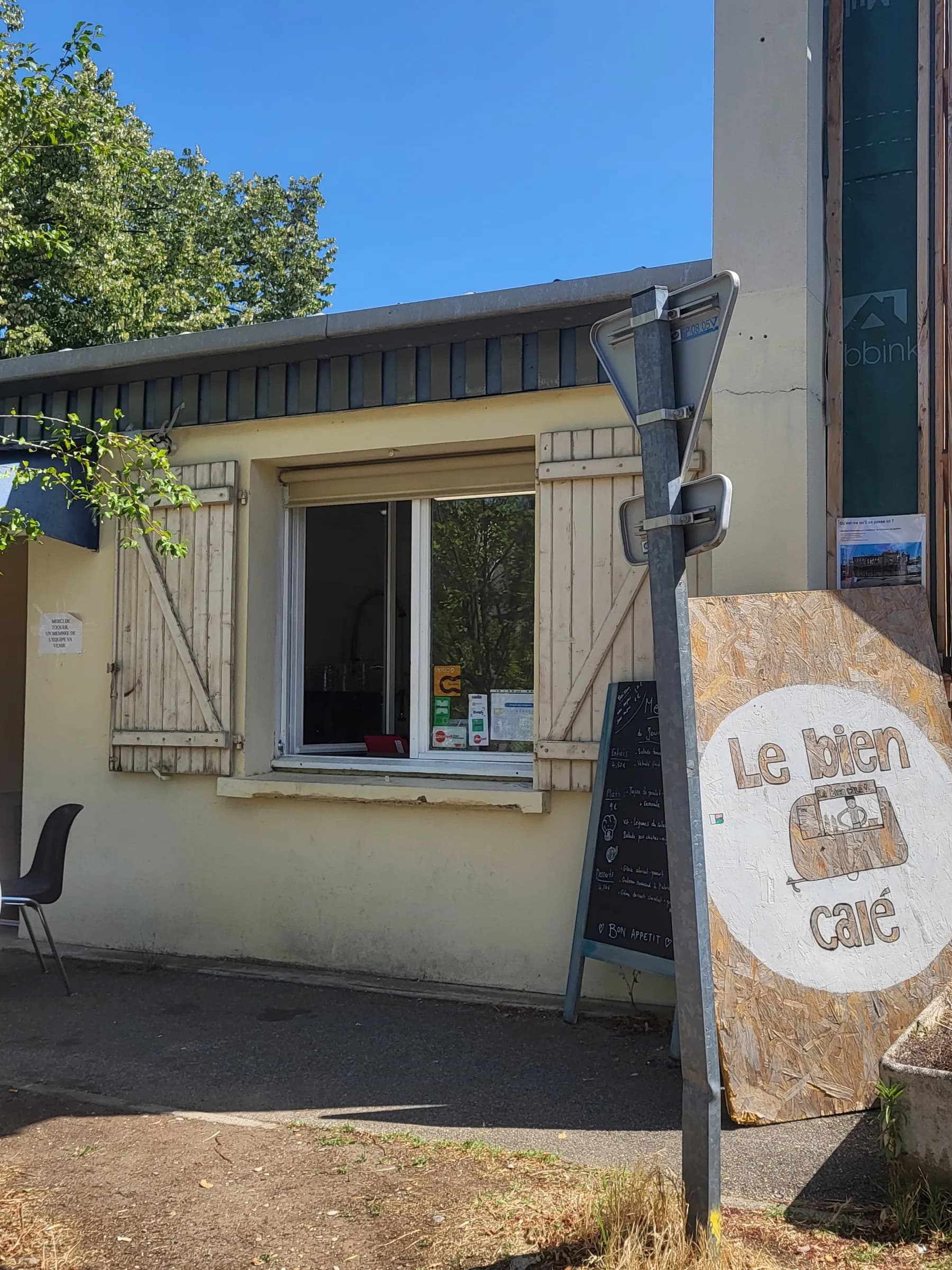 La façade du Bien Calé, son ardoise du jour et son enseigne peinte à la main